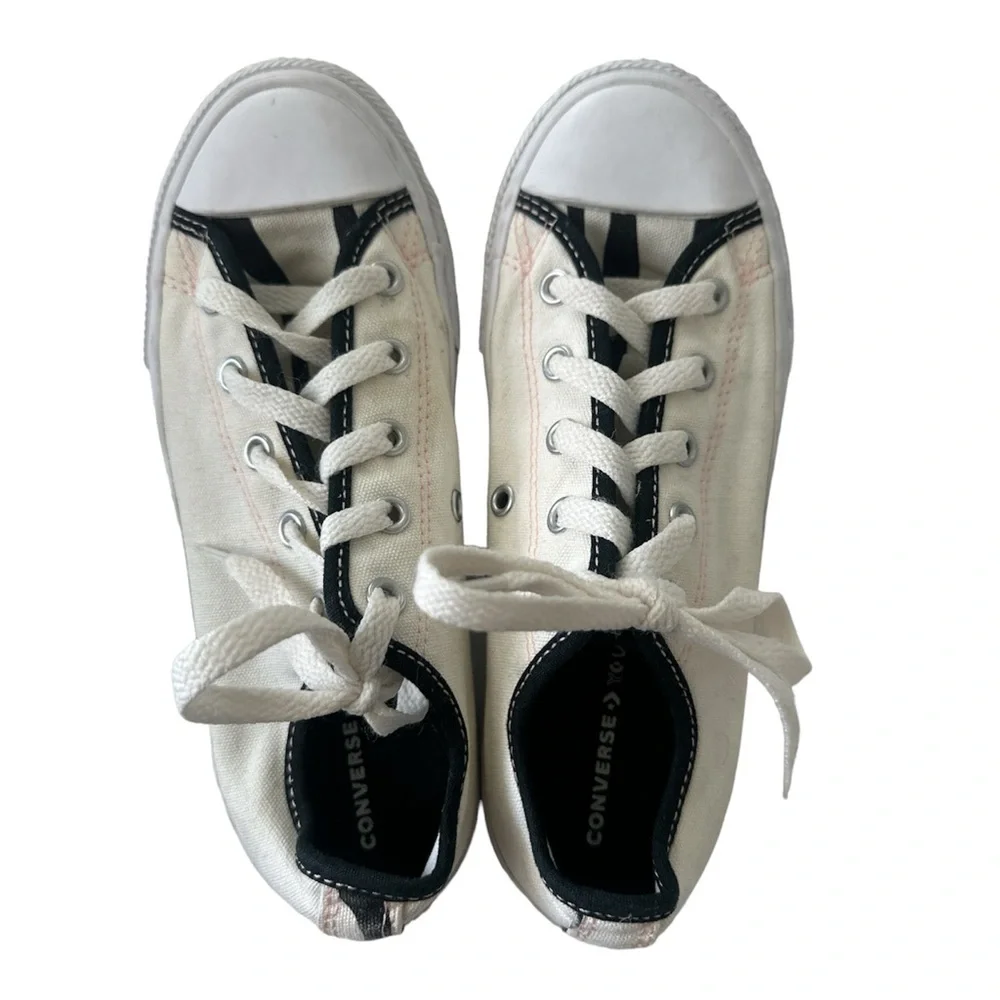 Kids off white classic Converse Size 2.5 youth